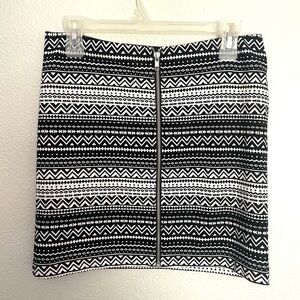 FOREVER 21 black and white Aztec print front zip mini skirt size large